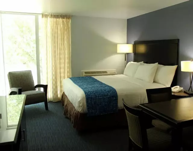 Travelodge by Wyndham Water's Edge Hotel - Racine