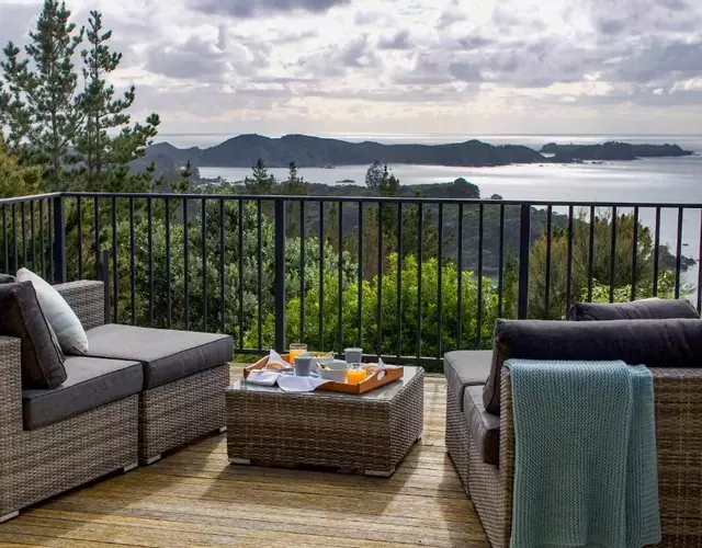 The Retreat - Luxury Hillside villa at Te Ngaere Bay