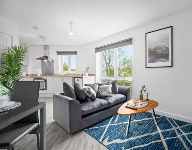 2 Bedroom Apartment - Off-Street Parking - Wifi - Netflix - 54C