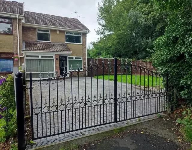 4-bed quiet cul de sac location with large secure off road parking for 4 cars