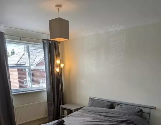 Comfortable 2 Bedroom Flat with Shared Bathroom and Kitchen Close to Manchester Airport