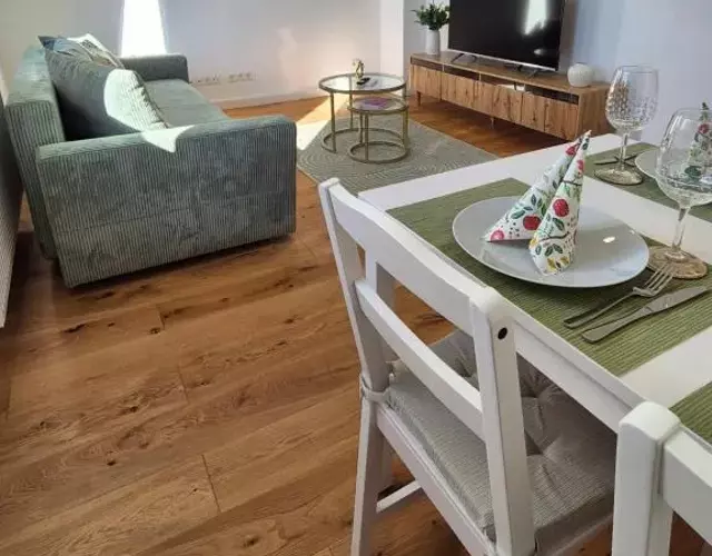 Sanierte Altbauwohnung mit Arbeitszimmer & Parkplatz am Rhein