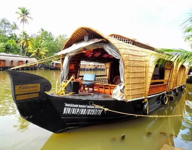 Eco Trails Houseboats