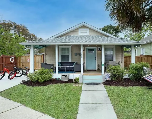 1 Block From Beach & Boardwalk FREE PARKING Great Porch