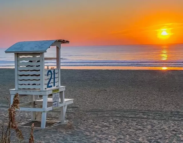 30 Sec to the Beach, Sun, Sand & Sunrises with a Family & Pet Friendly Backyard!