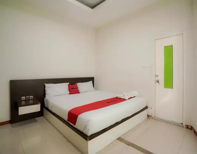 RedDoorz near Pantai Pede