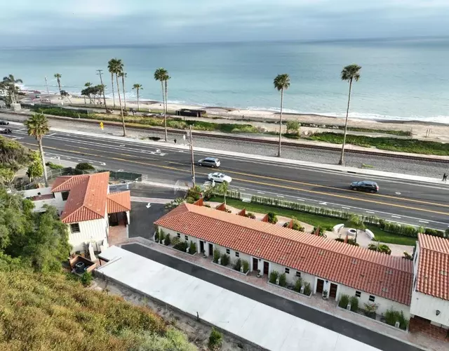 El Caminante Bar & Bungalows