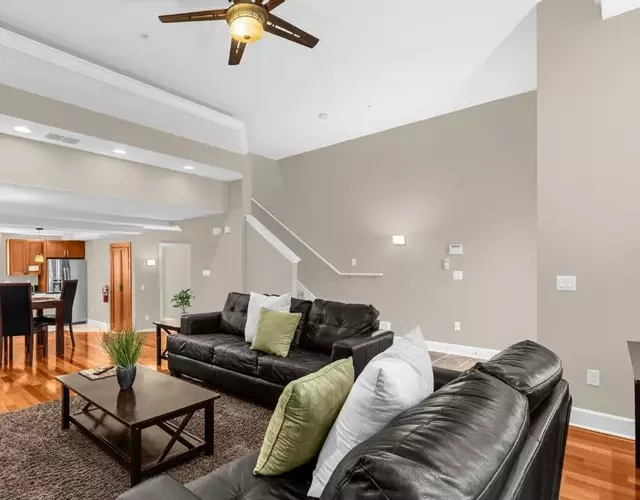 4BR Disney Family Townhouse Resort in Orlando - with Resort Pool, Gym, Games, & Jacuzzi