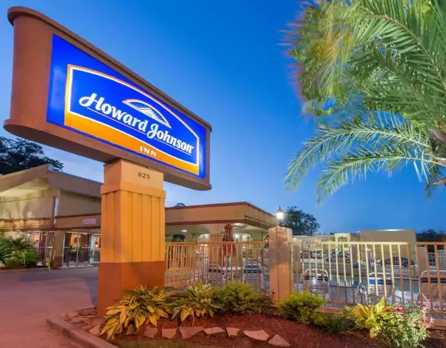 Howard Johnson by Wyndham Historic Lake Charles