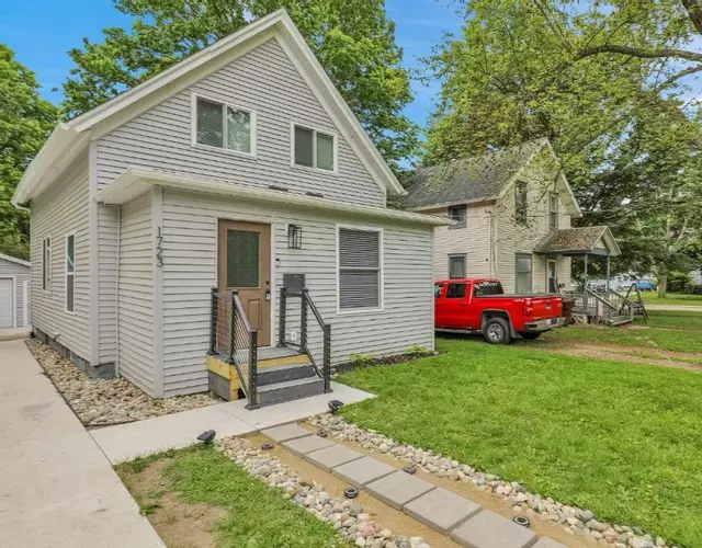 Modern 3BDRM Near Downtown & MSU