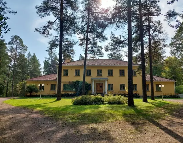 Majoitus jaetuissa huoneissa sisältäen ruokailut