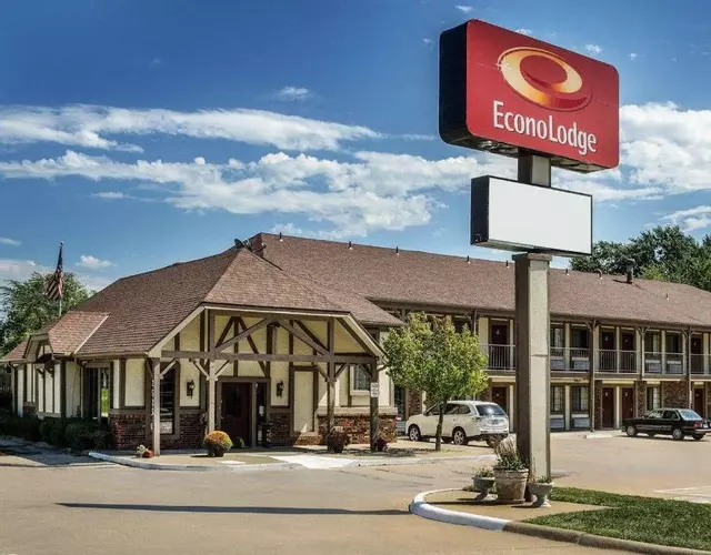 Econo Lodge University
