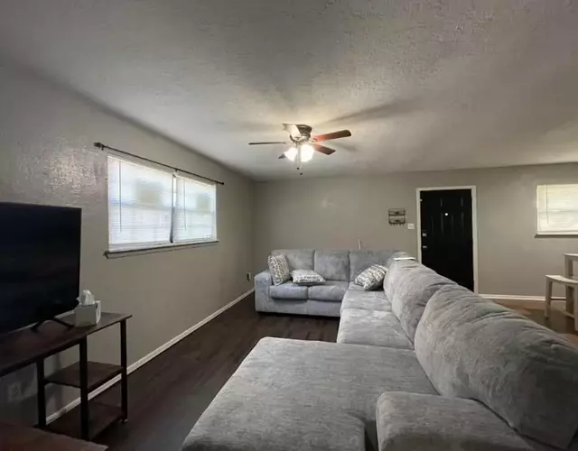 Charming 2-Bedroom 1-Bath Home Close to Downtown