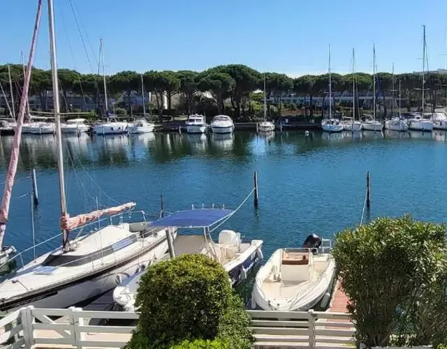 Marina Lairan Vue sur l'eau et les bateaux de Port Camargue 2étoiles F