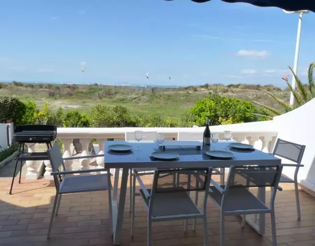 Sol-y-Days Flamant, Superbe appartement en rez de jardin avec grande terrasse et jardinet, face a la mer