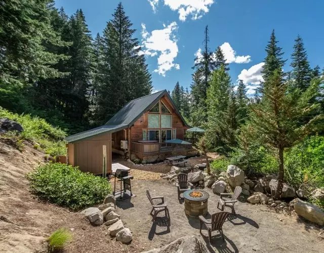 Raven Haven Lodge by NW Comfy Cabins