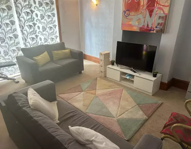 7 Bedroom Cosy Walsall Stay - WiFi & Free Parking