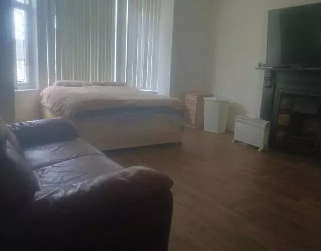 Luxurious ensuite rooms with shared kitchen, Walsall