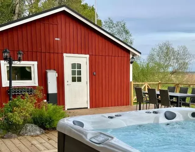 Solvik Lakehouse & Outdoor Spa
