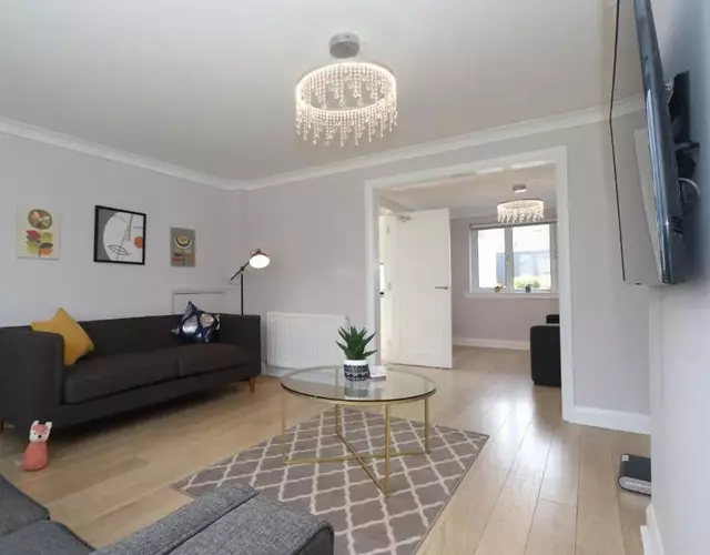 Dunfermline - Luxury 3 bedroom 2 bathroom detached house with garden