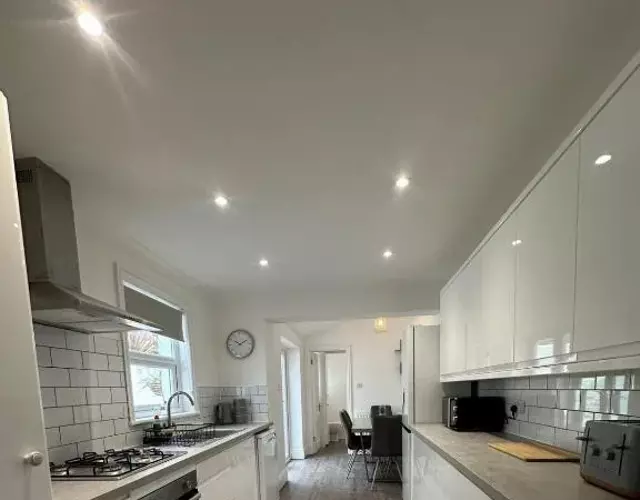 3 bed Spacious House with Parking