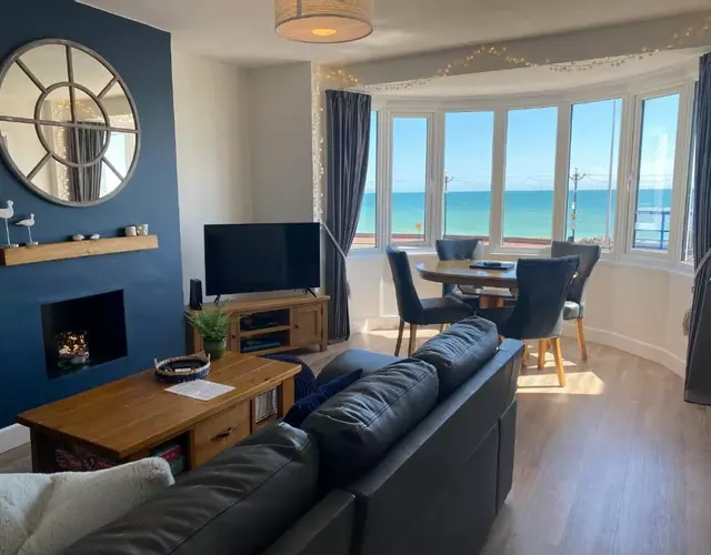 WORTHING BEACH 180 - 2 bed seafront apartment with private parking
