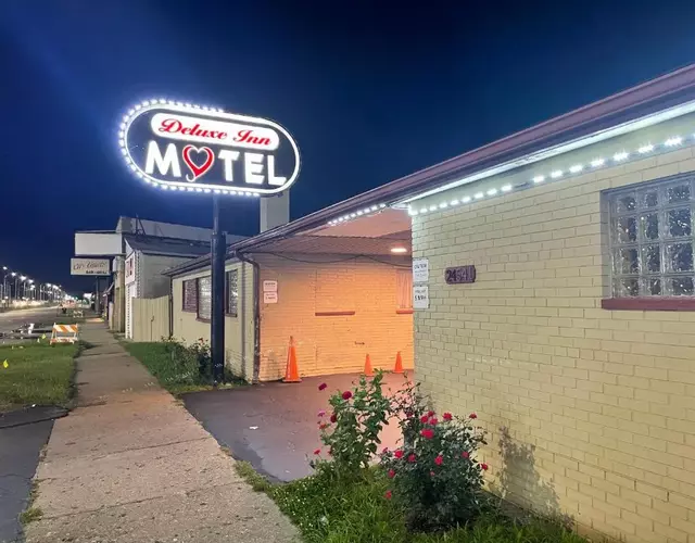 Deluxe Inn Motel