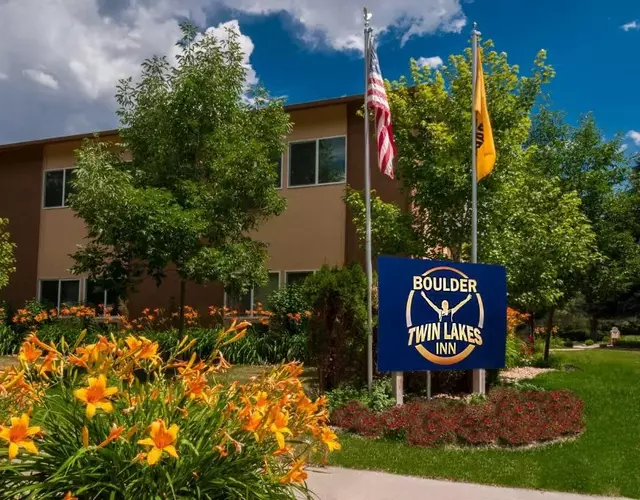 Boulder Twin Lakes Inn