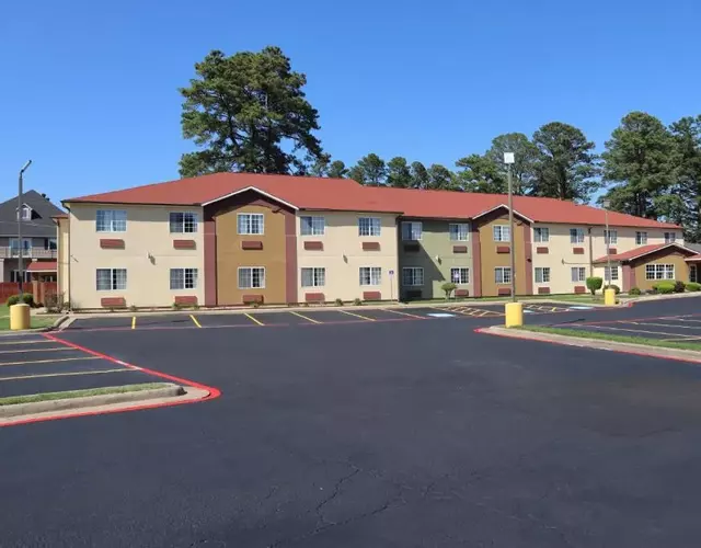 HomeTown Inn & Suites
