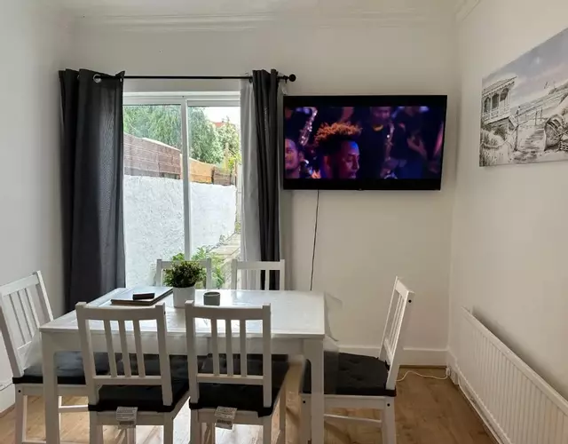 29 minits to airport and 29 mints to Liverpool st central London