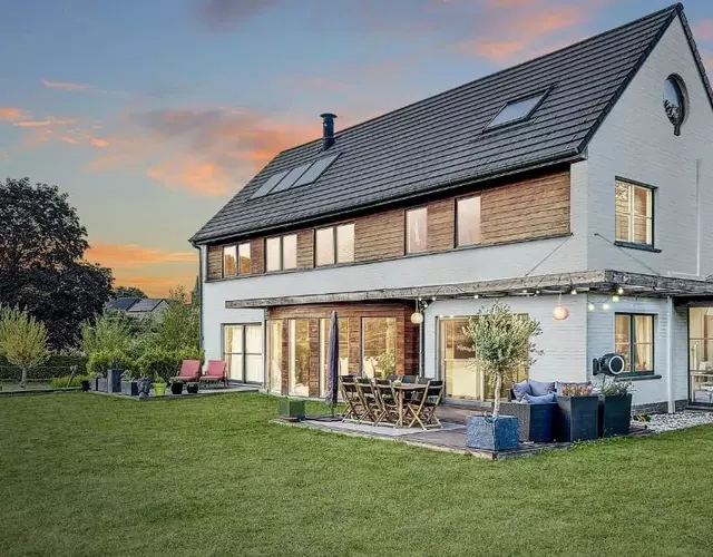 Suite de luxe avec espace salon et balnéo à la campagne