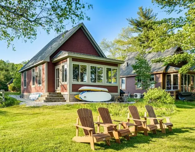 Waterfront Cottage in Summer Village with Grill