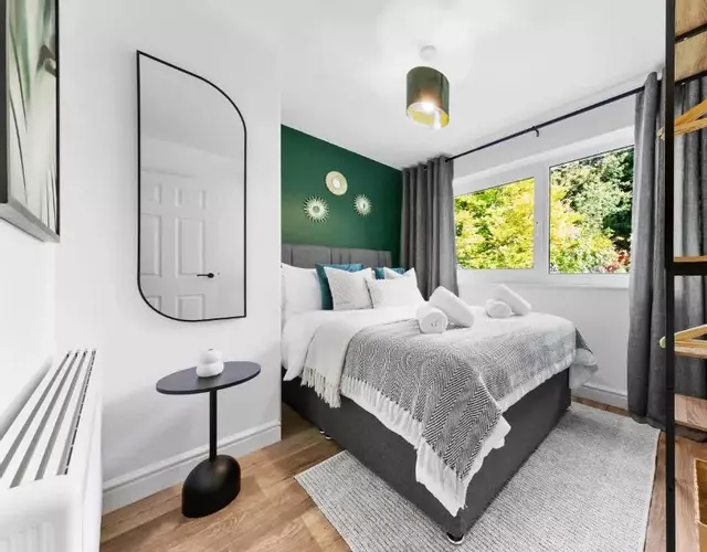 Stylish 2BR Flat near Airport & Stadium, Sleeps 6