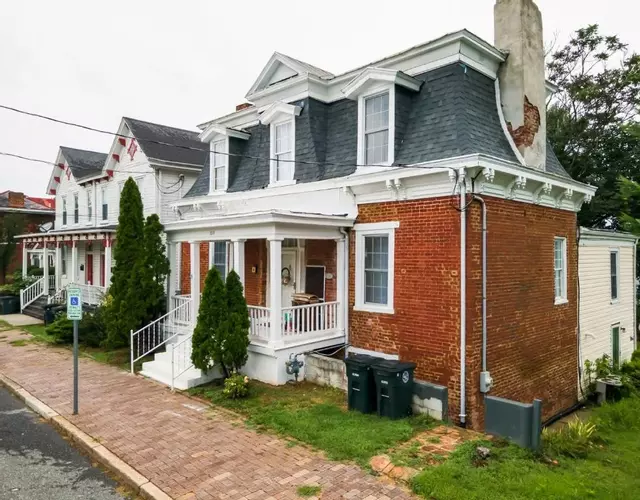 Central 4BR Historic Gem Near Colleges