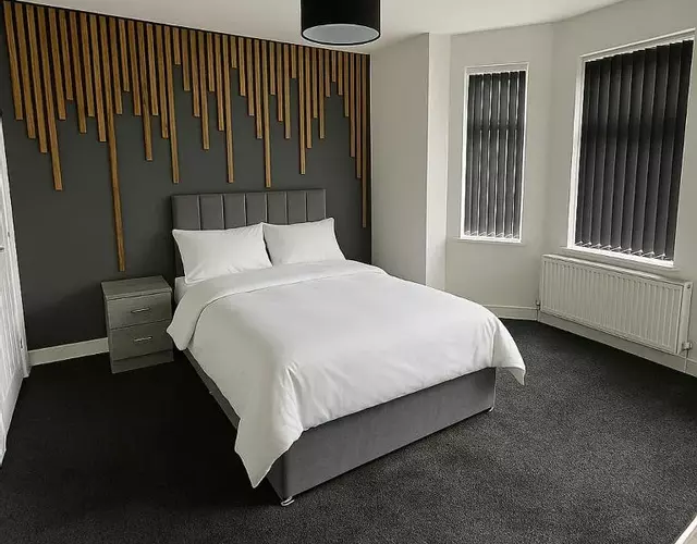 Modern 8-Room Ensuite House with Shared Lounge and Kitchen