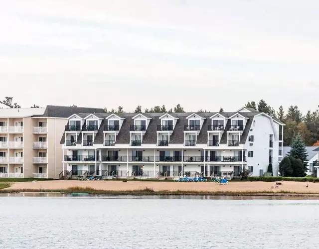 Quality Inn & Suites Mackinaw City Beachfront