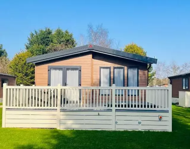 Barakah Lodge with Hot Tub