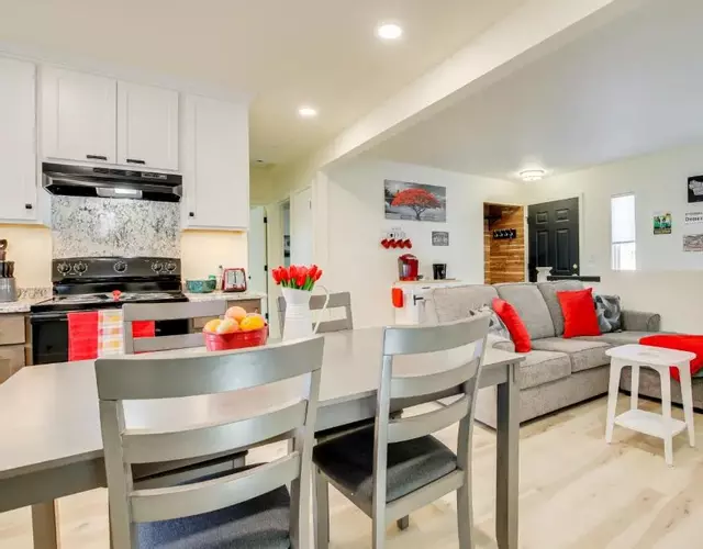 2 Mi to Lake Michigan Family-Friendly Home