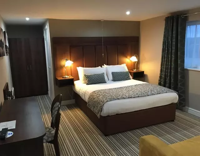 Twin Oaks Hotel
