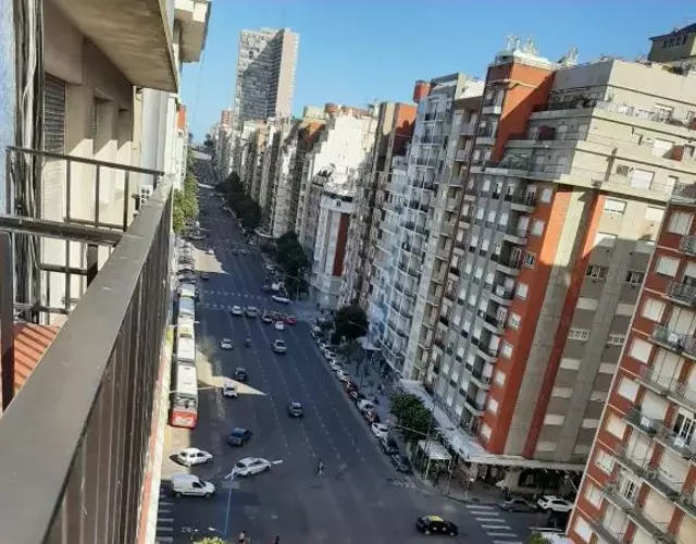 IMPECABLE DEPARTAMENTO. PLAZA COLON CON BALCON A LA CALLE