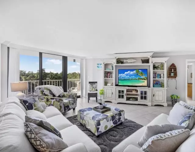 Beachfront condo in resort-style community with pool