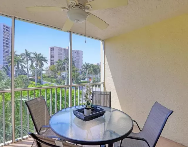 Oceangoing condo with pool and steps to beach and food