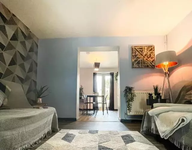 Canterbury Modern 6 Bedroom House with Hot Tub