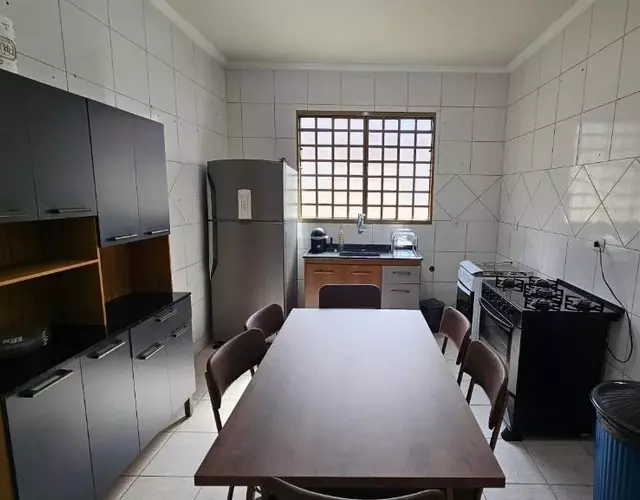 Casa em rua tranquila, 10 pessoas, 3 carros