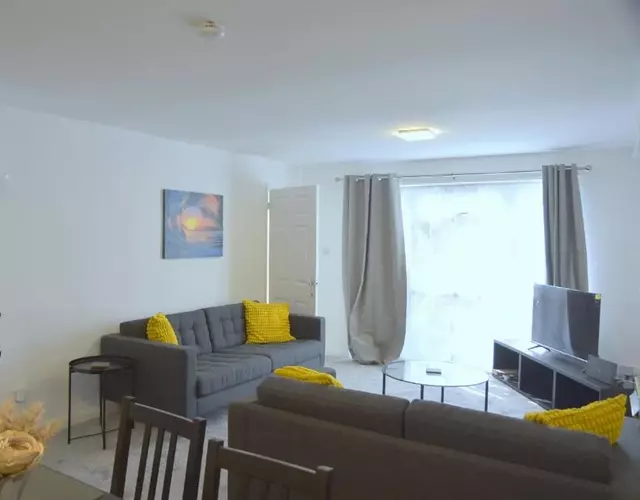 Lindrick Villa- 3BD Bunglow , Free parking- Long stays