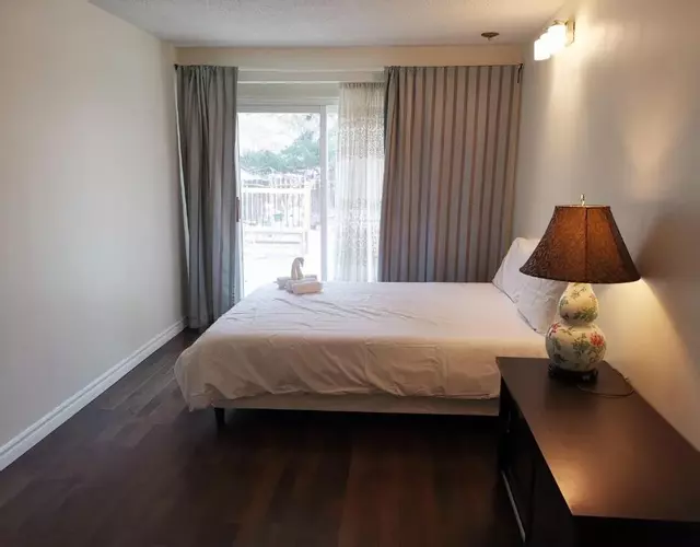 Private Rooms in House in North York Shared Kitchen