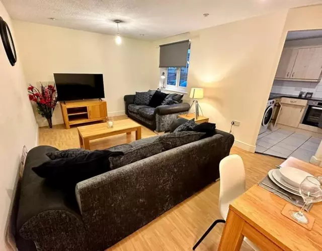 17 FWC 2 Bedroom Apartment, Central Swindon, Secure Parking, Sleeps 5