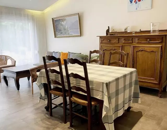Bright airy family style 7 min walk to beach