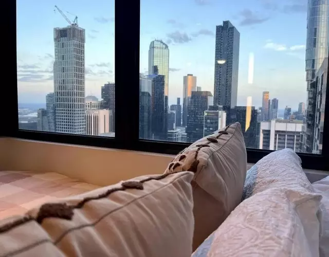 Inner City Skyline Studio W-Gym, Pool, WiFi, near SkyBus, Tram and Train Station