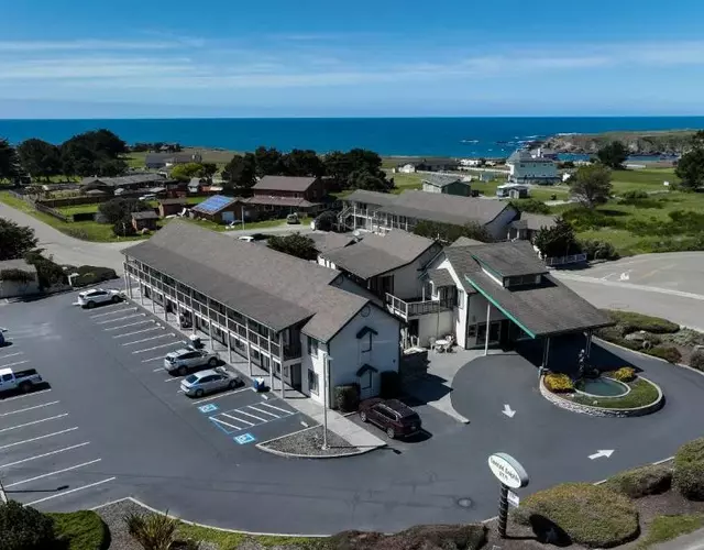 Emerald Dolphin Inn & Mini Golf